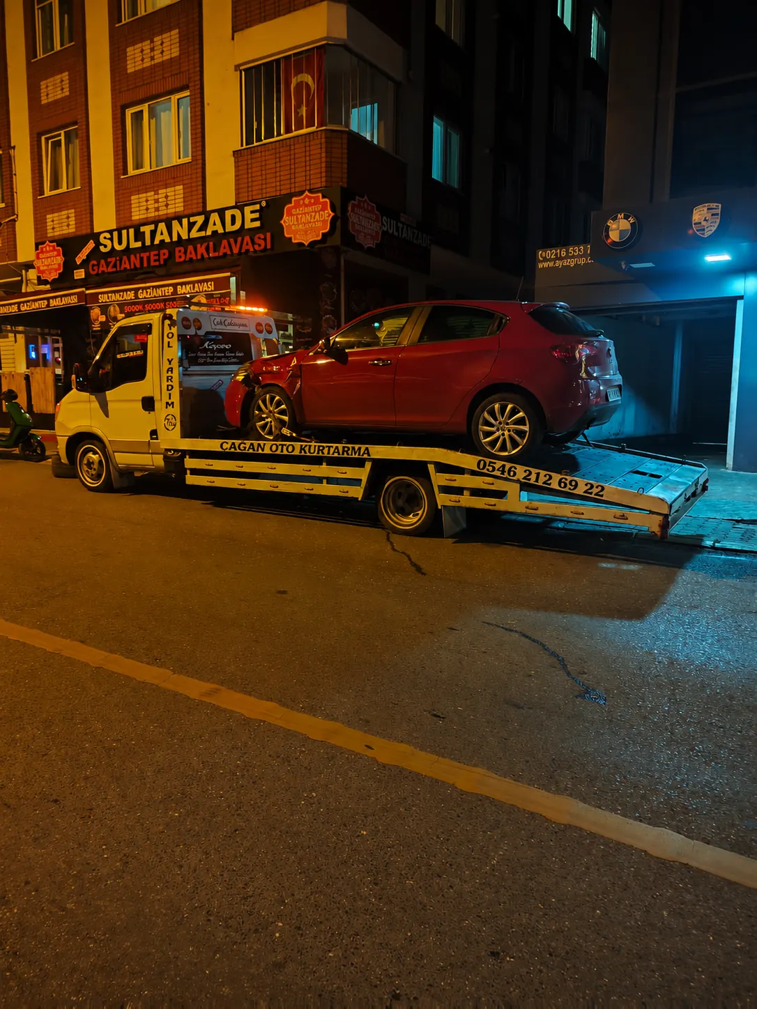 Gece oto kurtarma hizmeti veren Çağan Oto Kurtarma çekici aracı